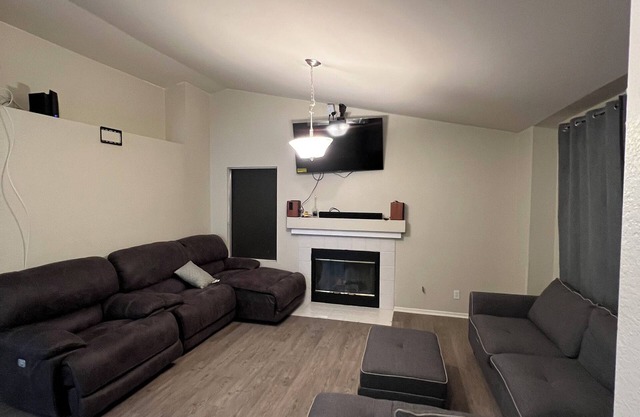 Charming 3-bedroom house with WiFi, AC in superb Palmdale