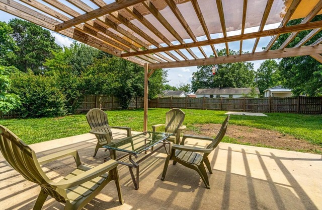 Charming 3-bedroom house close to the action in amazing Decatur, AL!