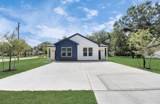 Charming 3-bedroom house with WiFi, fitness equipment in quaint Conroe