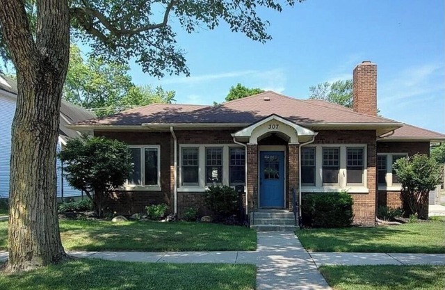 Charming 3-bedroom house with AC and WiFi in Culver that sleeps 8.