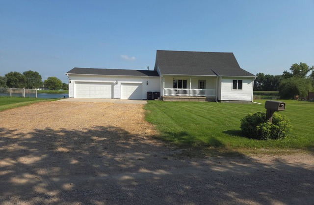 Charming 3-bedroom house in Gibbon with waterfront views