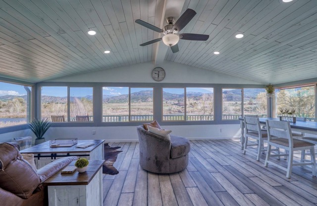 Charming 3-bedroom house on the Arkansas River, close to Salida with WiFi !