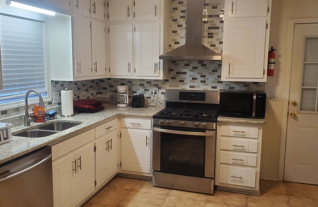 Charming 3-bedroom house with WiFi, AC in lovely Morrow