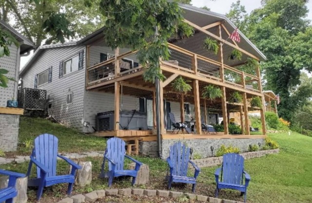 Charming 3-bedroom Lakehouse . Boat Slip, Pontoon option .3 Golf courses nearby