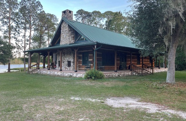 Charming 3-bedroom lakefront cabin in welcoming Paisley