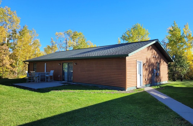 Charming 3-bedroom log home with sauna only 5 miles from Roseau.