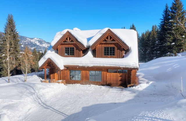 Charming 3-bedroom log cabin with Hot Tub and fitness room in delightful Big Sky