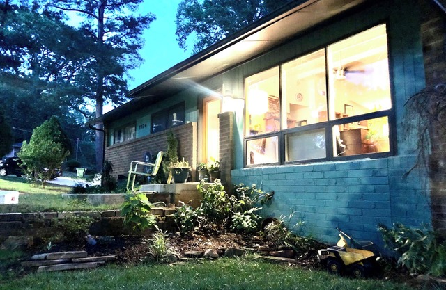 Charming 3-bedroom Mid Century Modern bungalow in wonderful Atlanta with AC