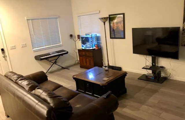 Charming 3-bedroom Smart home in Sacramento with AC, sleep number in Master