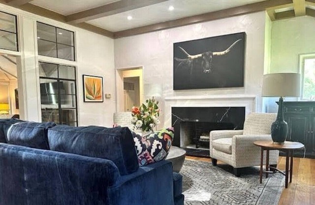 Charming 3-bedroom house across from city park and swimming pool in Centerville