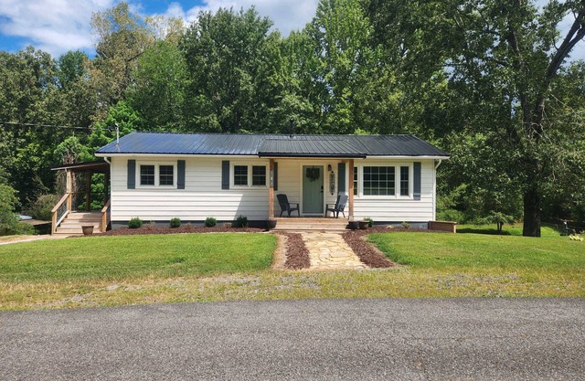 Charming 3-bedroom house with AC and WiFi in Grand Rivers.