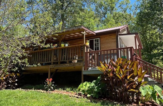 Charming 3-bedroom cabin with WiFi, AC in peaceful Leitchfield Near Mammoth Cave