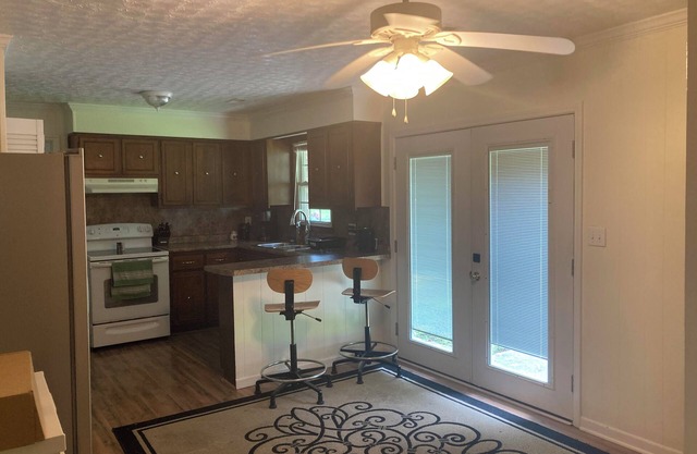 Charming 3-bedroom house with AC and WiFi in Madisonville