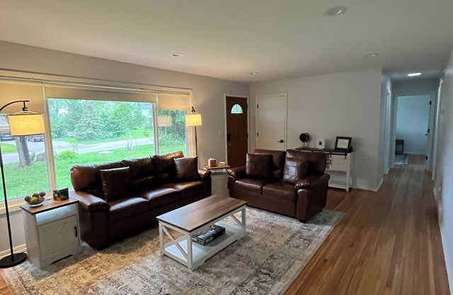 Charming 3-bedroom house in amazing Minneapolis west metro with WiFi, AC, yard