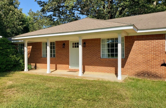 Charming 3 BR house in Pope, 36 min to Ole Miss, 3 miles to Enid Lake boat ramps