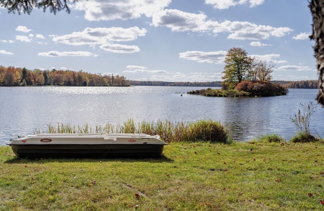 Charming 3-BR LAKEFRONT home in peaceful Pocono Summit. Close to Kalahari.