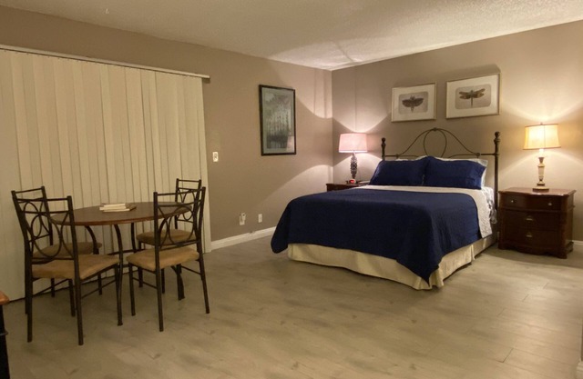 Charming 3 BRM 2 1/2 BA Townhouse Close to Airport