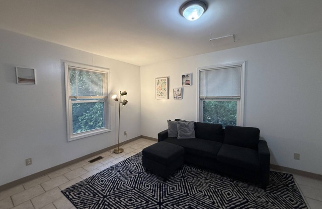 Charming 3BR/2BA Apartment in Macomb, IL