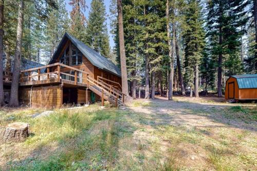 Charming 3BR Cabin Close to Donner Lake