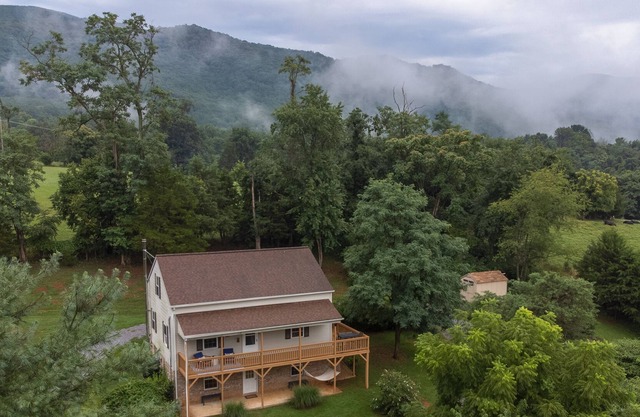 Charming 3br cottage+views+firepit+remote work