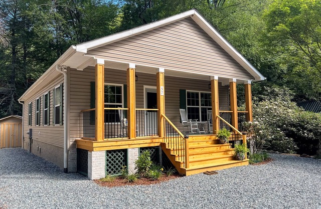 Charming 3BR Cottage w/Full Kitchen, Community amenities, Patio, and Gas Grill