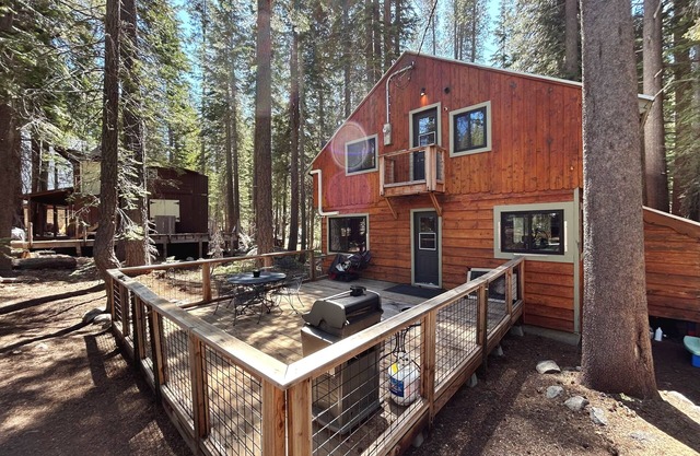 Charming 3BR Getaway/10 min to Donner Lake/BBQ/Hikes/Board Games/Fireplace