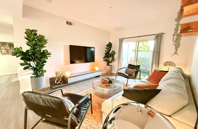 Charming 3BR with WiFi, AC and Parking in Marvelous Los Angeles