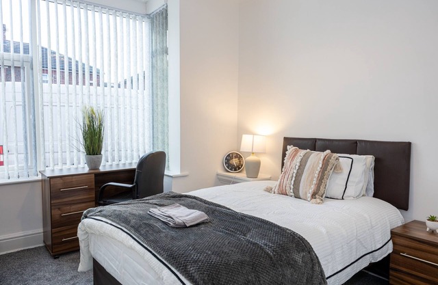 Charming 4-Bed Guest House in Salford