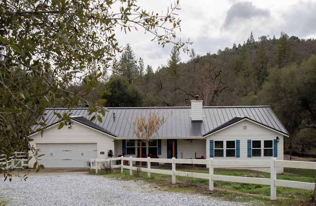 Charming 4-bedroom house with AC and WiFi in Shingle Springs