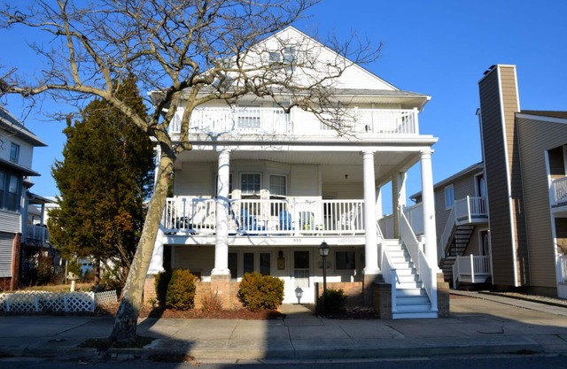 Charming 4 bedroom, 1 1/2 bath unit that sleeps 10!