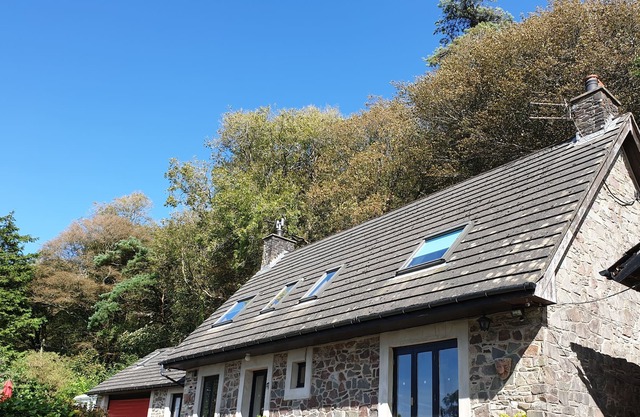 Charming 4-bedroom cottage with fabulous sea views and large grounds.