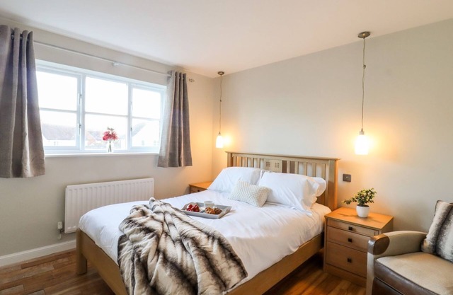 Charming 4 bedroom home with hottub, parking, WIFI