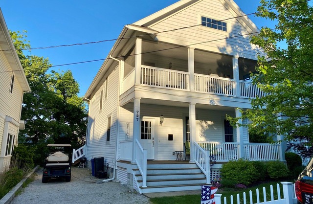 Charming 4-bedroom house near the Lakeside pool & pickleball courts