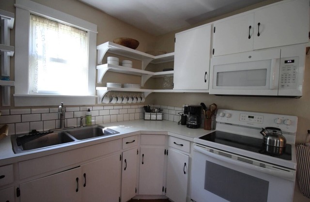 Charming 4 Bedroom Ozark Farmhouse