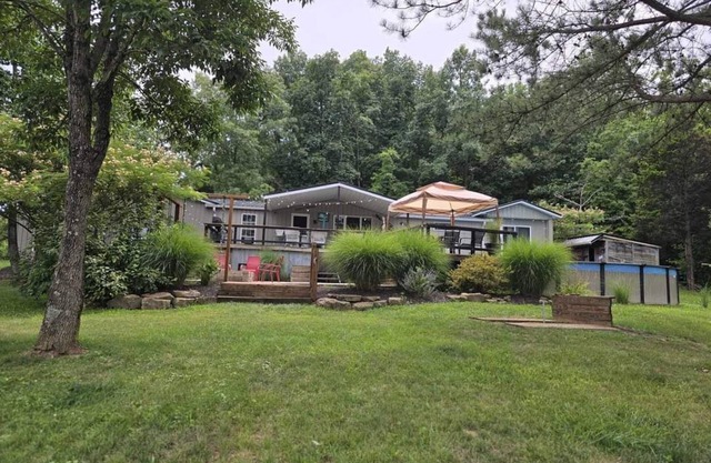 Charming 4-bedroom house with WiFi and AC in French Lick with country setting