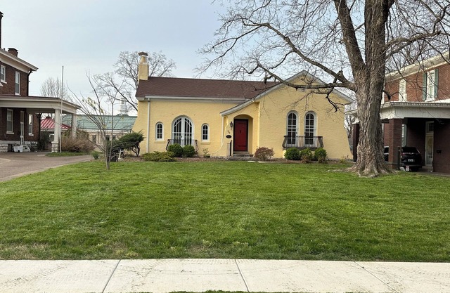 Charming 4-bedroom in Russellville Kentucky with Hot Tub