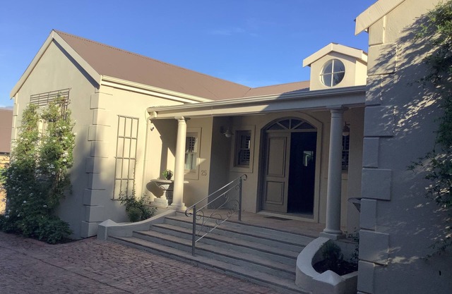 Charming 4-bedroom house in lovely Franschhoek with pool.