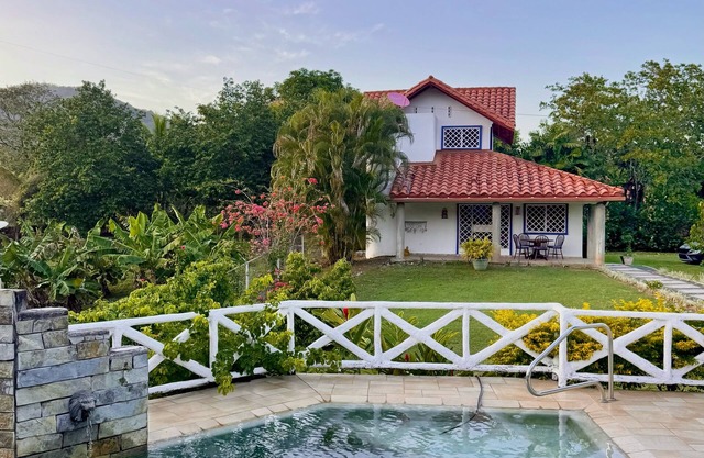 Charming 4-bedroom house with pool and rancho 1 hour from the city