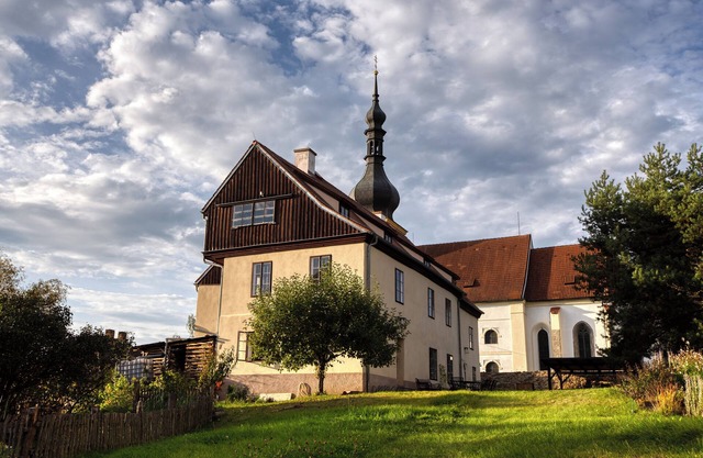 Charming 400-Year-Old Villa: Secluded Hilltop Retreat with Scenic Views & Garden