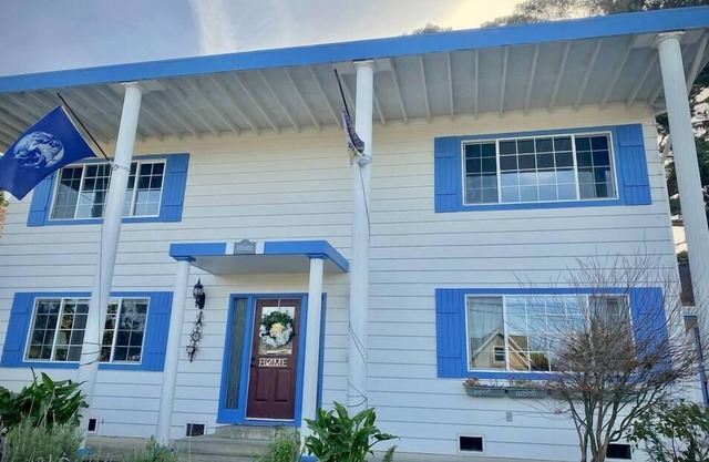 Charming 4B/2B Home In Exclusive Neighborhood of Eureka