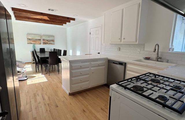 Charming 4Bedroom4Bathroom Retreat- Home Away From Home