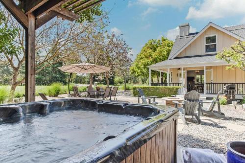Charming 4BR Wine Country Getaway with Spa & Firepit