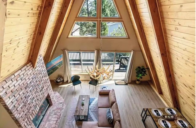 Charming A-Frame home, wood fireplace, 7 miles to The Village and ski resorts.
