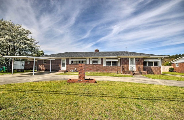 Charming Aiken Vacation Rental 2 Mi to Dtwn!