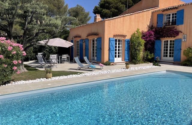 Charming air-conditioned residence near the sea, private swimming pool, quiet & residential area