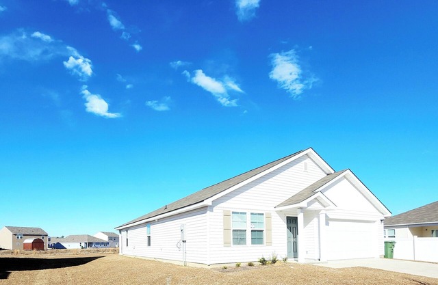 Charming and Cozy 4BR 2BA House with Parking, Minutes from I-95 and Buc-ees