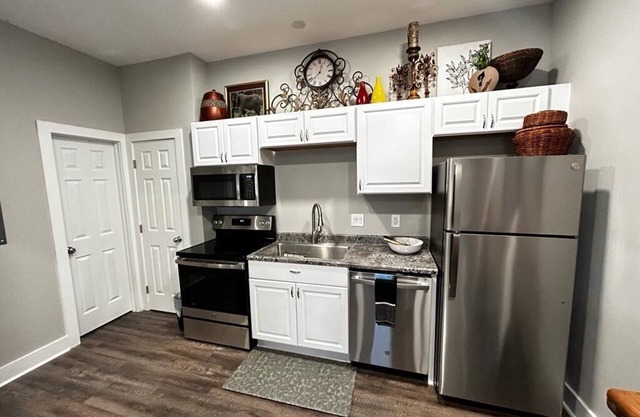 Charming and cozy one-bedroom suite with a full kitchen and a free parking spot.