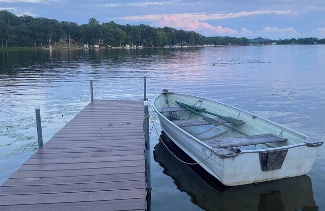 Charming and Eclectic Lakefront Cottage. Kayak.Bike Ride.Bonfire.Fish.#Lakelife