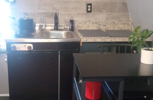 Charming and lovely cabin/loft in fabulous Atlanta with AC, WiFi.