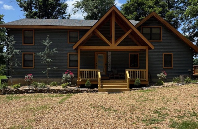 Charming and spacious cabin on Current River. Hunters welcome!